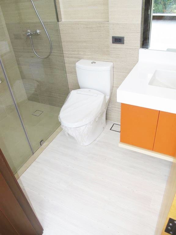 Bathroom Flooring, Waterproof Flooring, Laminated Floor, Dumafloor Waterproof Laminate Flooring